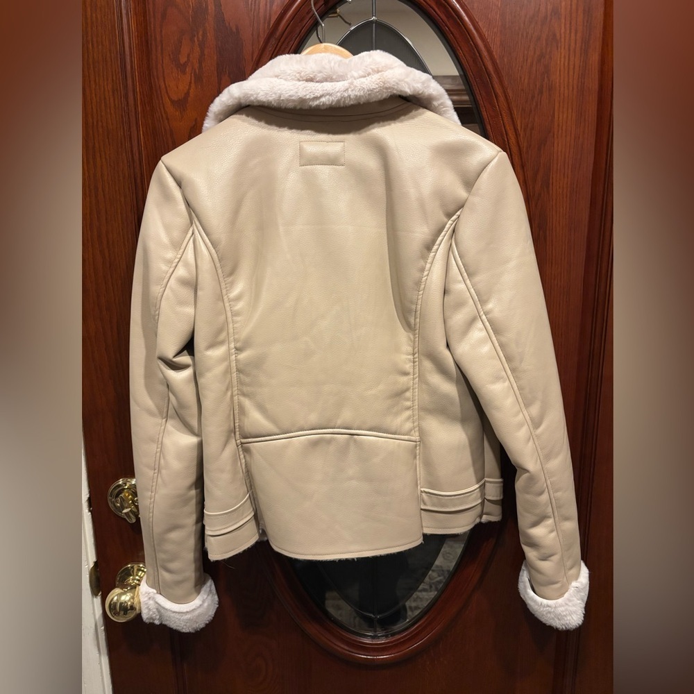 Elegant Cream PU Leather Jacket with Shearling Trim - Picture 4 of 13